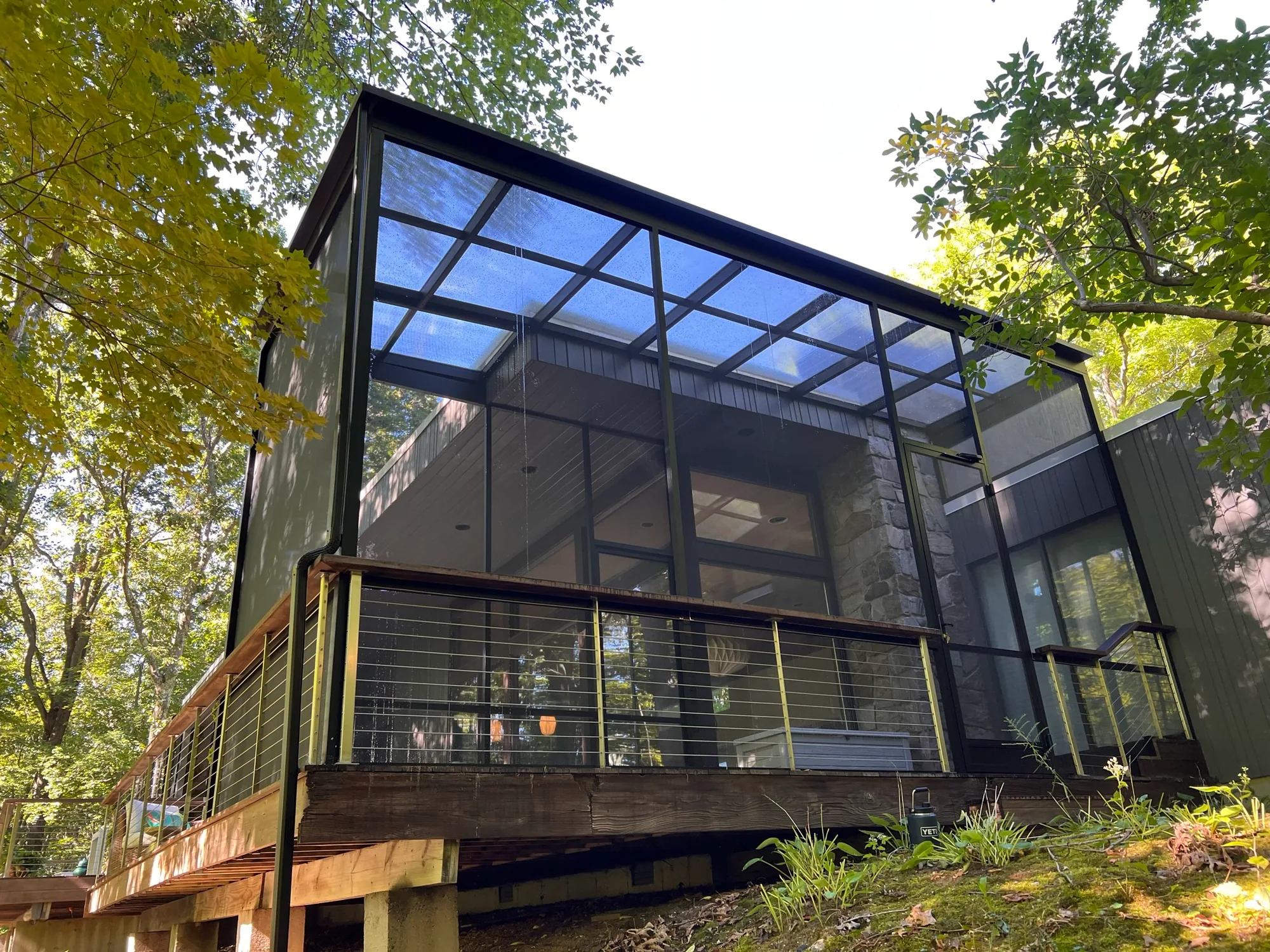 Screen wall enclosure with a translucent polycarbonate roof above